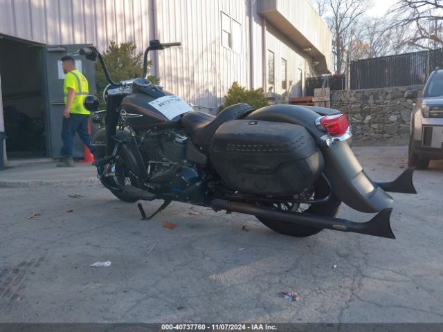 2018 HARLEY-DAVIDSON FLHC 1HD1YAJ16JC029169 Photo 2