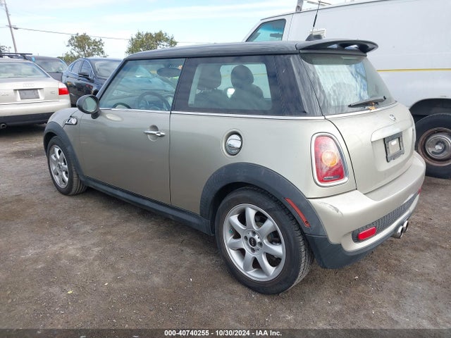 2010 MINI COOPER S WMWMF7C59ATZ72418 Photo 2