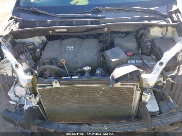 5TDYZ3DC2HS823827 Toyota Sienna Xle 8 Passenger