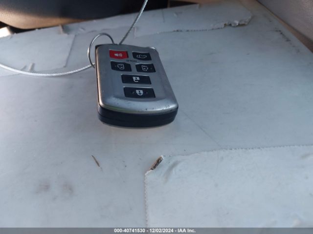 5TDYZ3DC2HS823827 Toyota Sienna Xle 8 Passenger