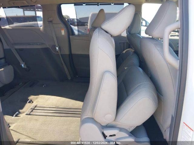 5TDYZ3DC2HS823827 Toyota Sienna Xle 8 Passenger