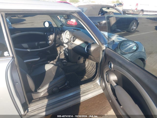 2010 MINI COOPER CLUBMAN WMWML3C54ATX37801 Photo 4