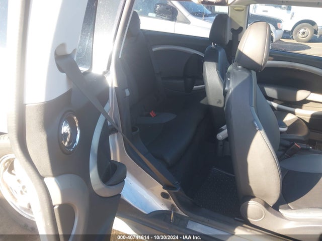 2010 MINI COOPER CLUBMAN WMWML3C54ATX37801 Photo 7