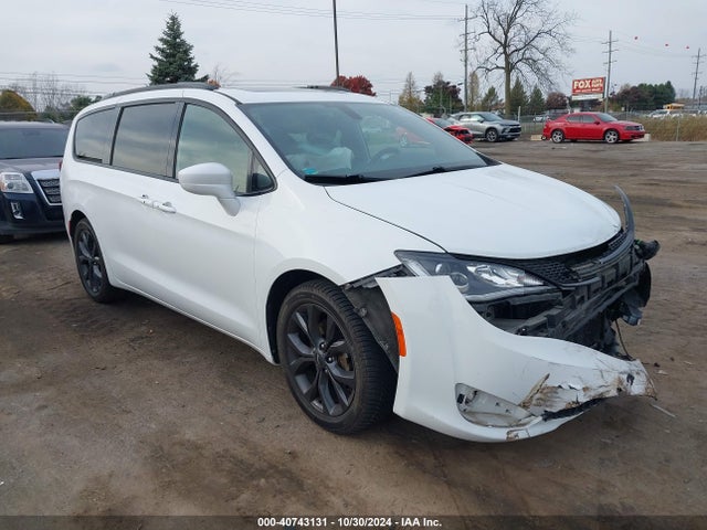 2018 2C4RC1EG6JR261618 main image