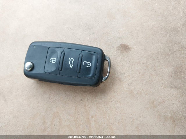 1VWAS7A33GC066340 Volkswagen Passat 1.8t S