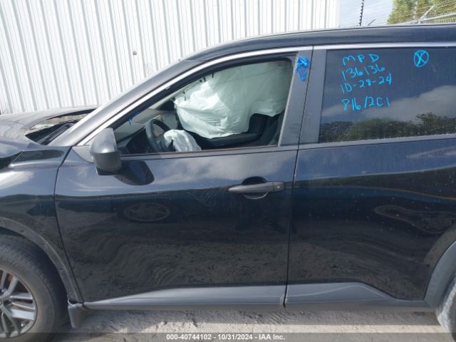 5N1AT3AA9MC823885 Nissan Rogue S Fwd