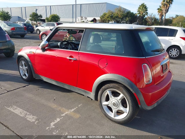 2006 MINI COOPER WMWRC33516TK72648 Photo 2