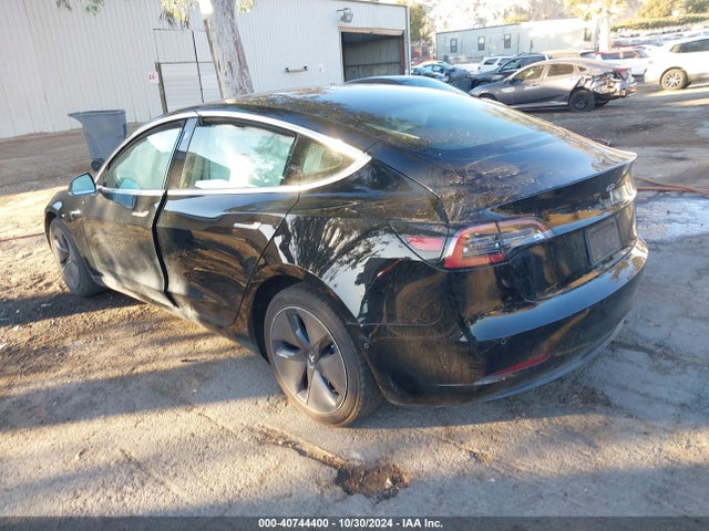 2018 TESLA MODEL 3 5YJ3E1EA2JF172748 Photo 2