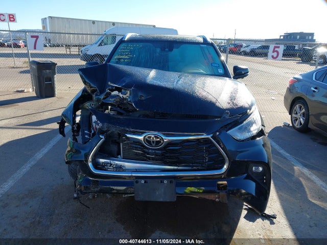 Toyota Highlander Limited 2023 5TDKDRAH3PS040988 Image 12
