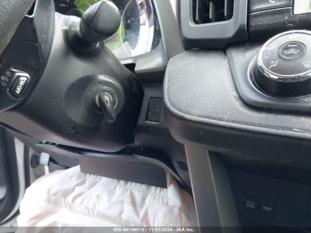 2T3BFREV3JW848662 Toyota RAV4 LE