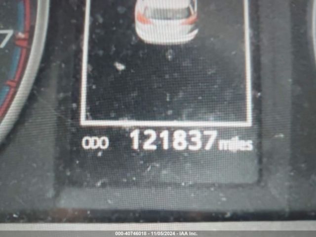 2T3BFREV3JW848662 Toyota RAV4 LE