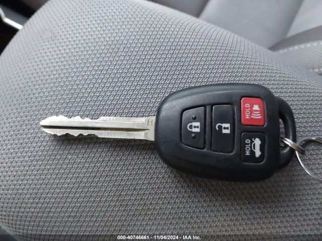 Toyota COROLLA LE 2018 5YFBURHE8JP805804 Image 11