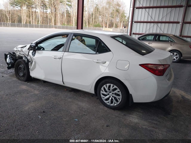 Toyota COROLLA LE 2018 5YFBURHE8JP805804 Image 3