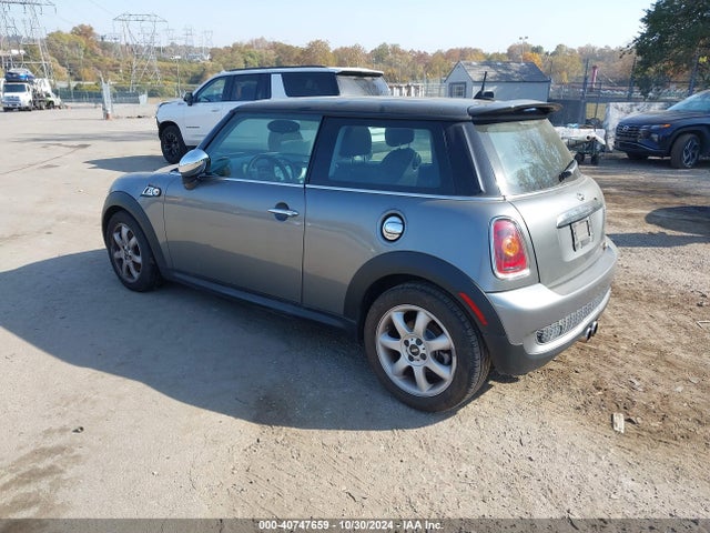 2010 MINI COOPER S WMWMF7C55ATZ71167 Photo 2
