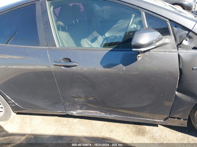 Toyota Prius Two 2016 JTDKBRFU6G3011868 Image 6