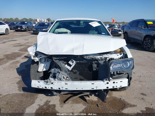 2C3CCAAG8KH758113 Chrysler 300 Touring