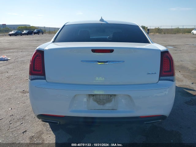 2C3CCAAG8KH758113 Chrysler 300 Touring