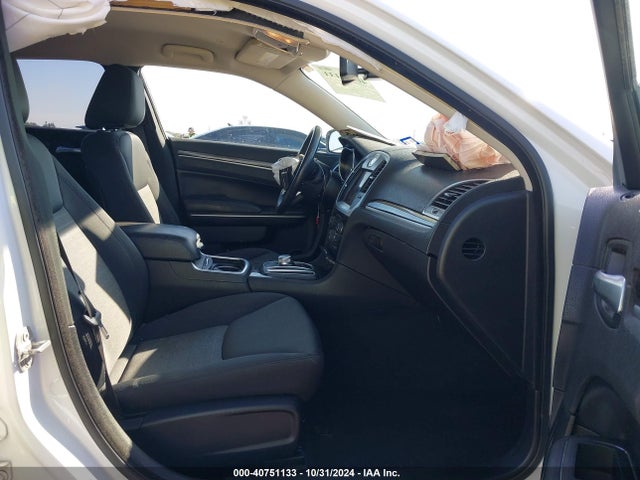 2C3CCAAG8KH758113 Chrysler 300 Touring