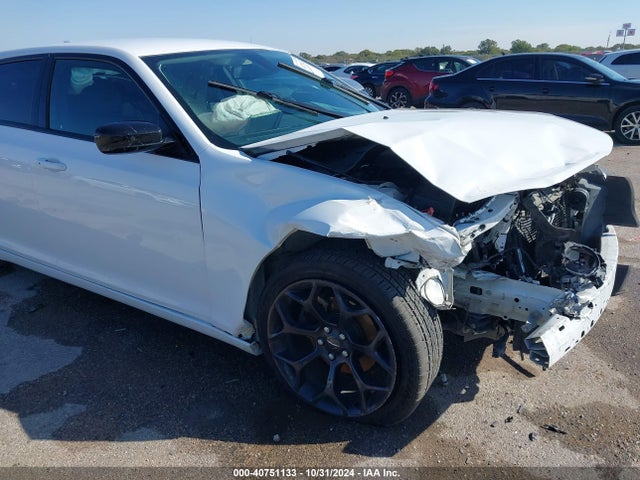 2C3CCAAG8KH758113 Chrysler 300 Touring