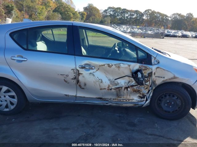 JTDKDTB38F1585144 Toyota Prius C One