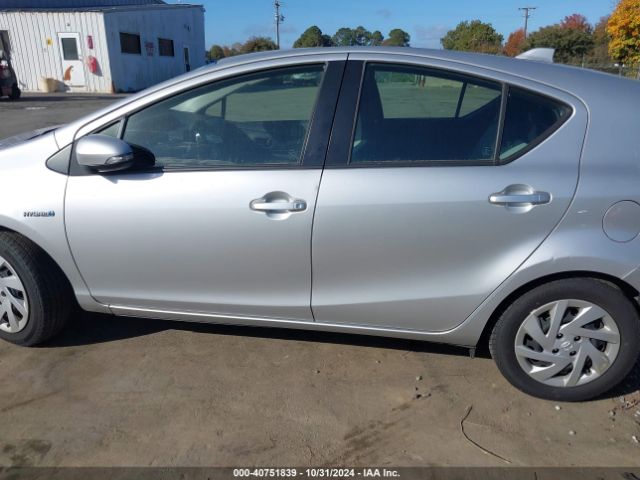 JTDKDTB38F1585144 Toyota Prius C One