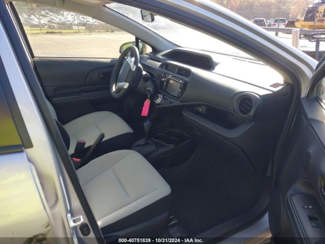 JTDKDTB38F1585144 Toyota Prius C One