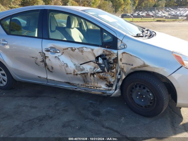 JTDKDTB38F1585144 Toyota Prius C One