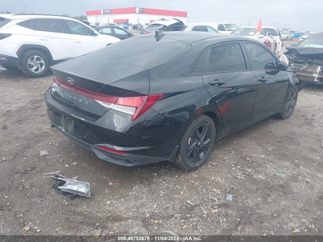 5NPLM4AGXNH055621 Hyundai ELANTRA SEL