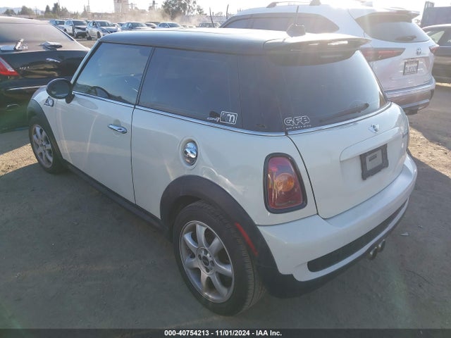 2010 MINI COOPER S WMWMF7C56ATX43131 Photo 2