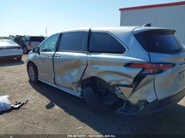 5TDYRKEC2NS104274 Toyota SIENNA XLE