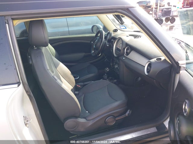 2011 MINI COOPER CLUBMAN WMWZF3C59BT188367 Photo 4