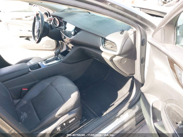 W04GV8SX2J1062286 Buick Regal Tourx Essence