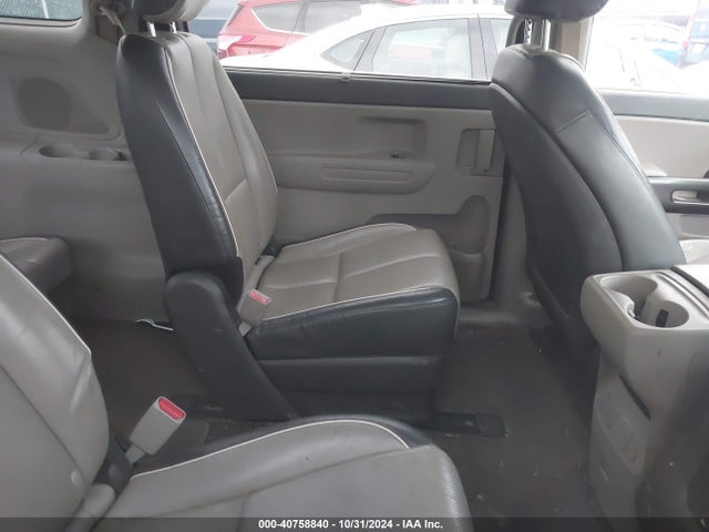 KIA SEDONA LX 2017 KNDMB5C15H6252736 Image 8