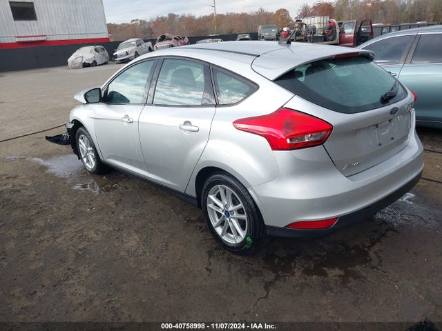 Ford FOCUS SE 2018 1FADP3K25JL324273 Image 3