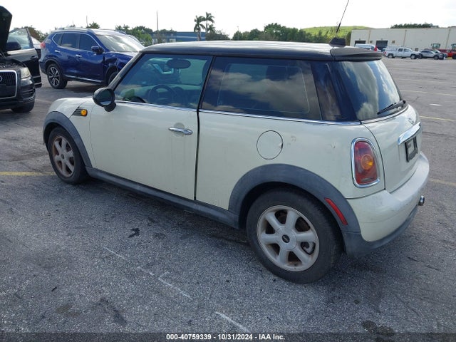 2010 MINI COOPER WMWMF3C56ATZ63586 Photo 2