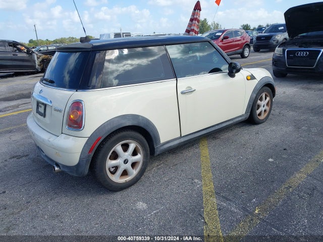 2010 MINI COOPER WMWMF3C56ATZ63586 Photo 3