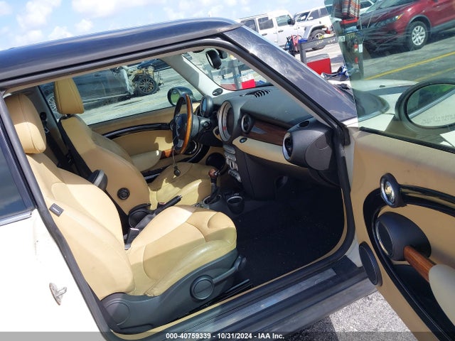 2010 MINI COOPER WMWMF3C56ATZ63586 Photo 4