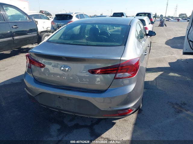 Hyundai ELANTRA SE 2019 5NPD74LF4KH405241 Image 16