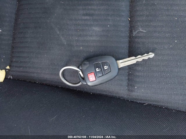 Toyota RAV4 LE 2017 JTMBFREV1HJ131850 Image 11
