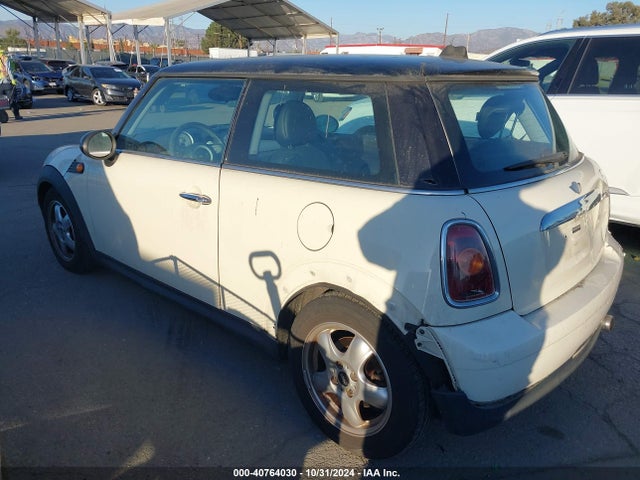 2008 MINI COOPER WMWMF33518TT66713 Photo 2