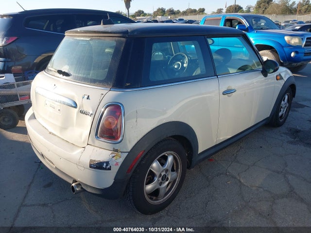 2008 MINI COOPER WMWMF33518TT66713 Photo 3