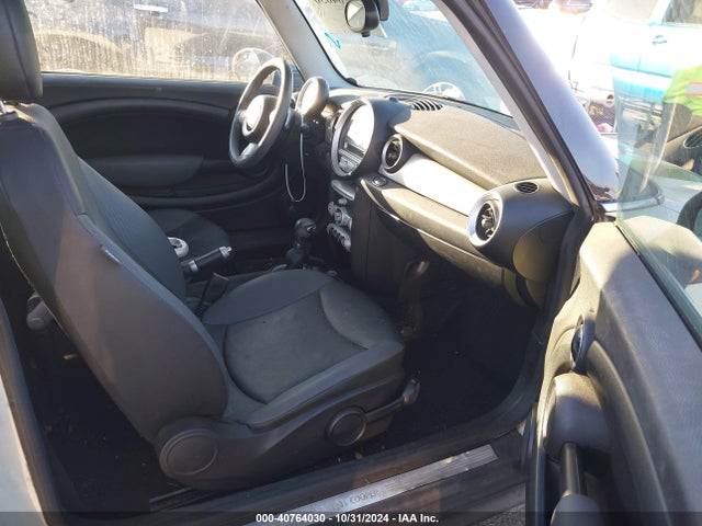 2008 MINI COOPER WMWMF33518TT66713 Photo 4