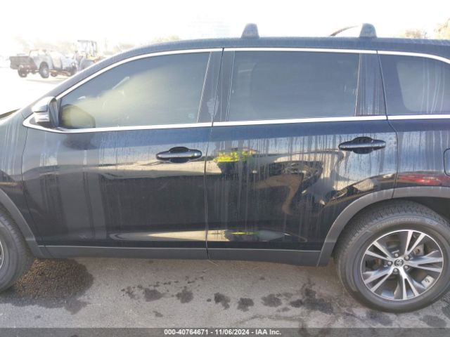 5TDZARFH5KS056067 Toyota Highlander Le