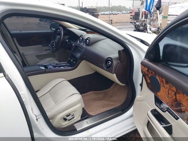 2011 JAGUAR XJ SAJWA1CB4BLV12762 Photo 4