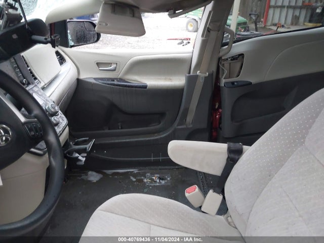 5TDKZ3DC2KS012302 Toyota Sienna Le 7 Passenger
