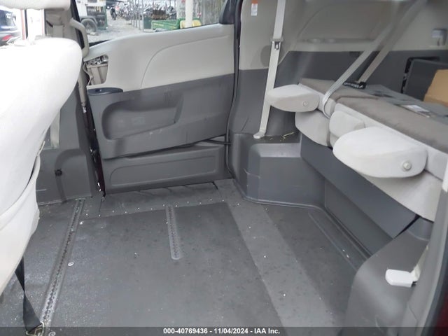 5TDKZ3DC2KS012302 Toyota Sienna Le 7 Passenger