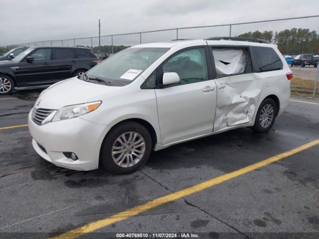 5TDYZ3DC2HS824864 Toyota Sienna Xle 8 Passenger
