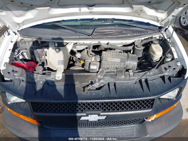 Chevrolet Express 2500 Work Van 2017 1GCWGAFF3H1102499 Image 10