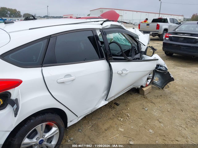 Ford FOCUS SE 2014 1FADP3K28EL443490 Image 18
