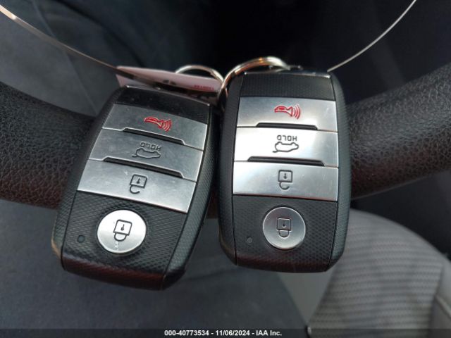 KNDCB3LC2H5056860 KIA NIRO LX